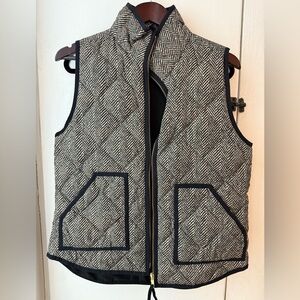J. Crew Black and Cream Herringbone Printed Quilted Puffer Vest (M)